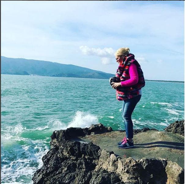 Antonella Clerici con urna in mano con ilcane Oliver