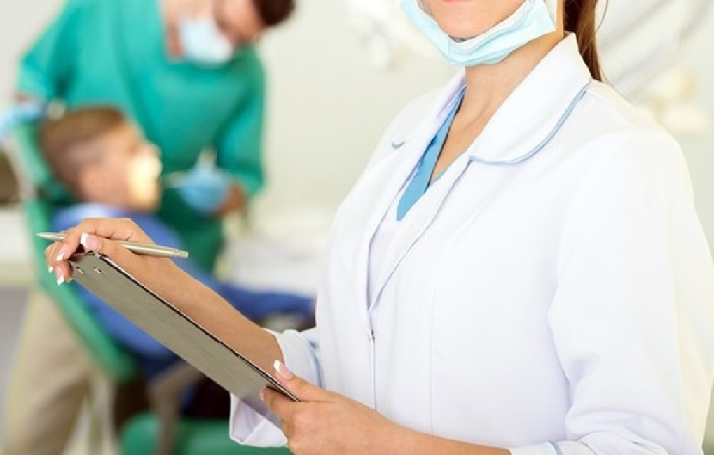 Assistente-dentista-licenziata-figlio