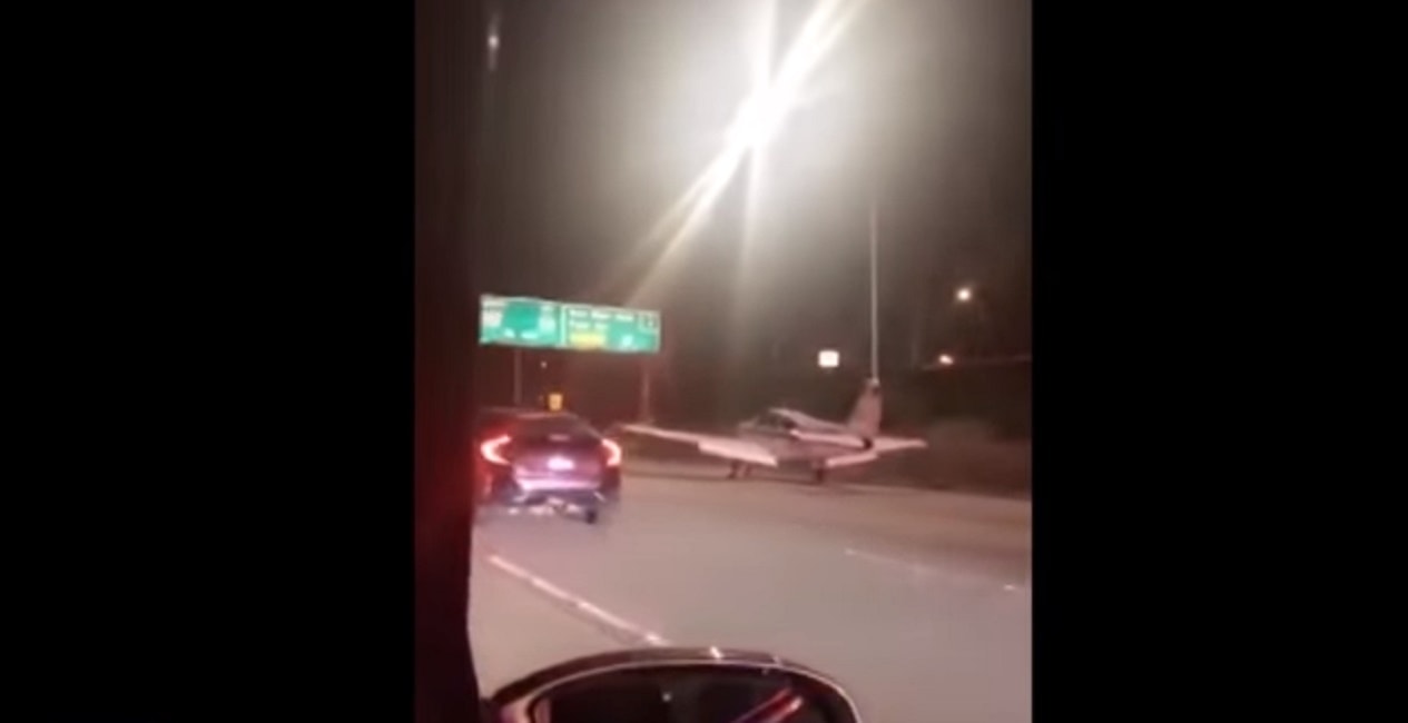 Aereo atterra su autostrada California