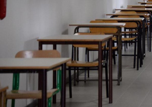 banchi di scuola. In India bambina picchiata da insegnante