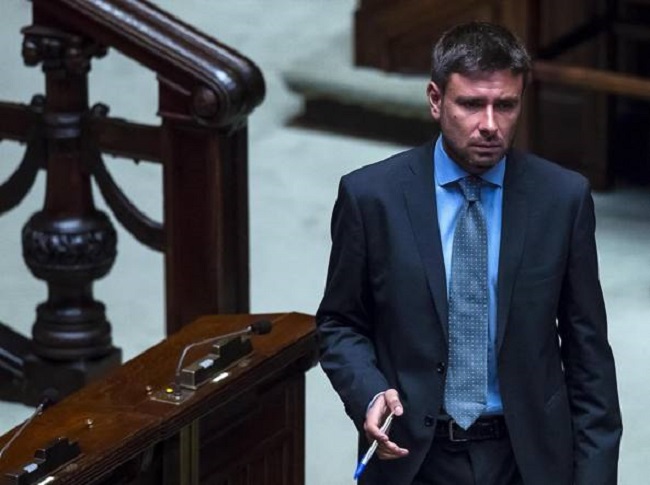 Alessandro Di BAttista, ecco come umilia definitivamente il Pd