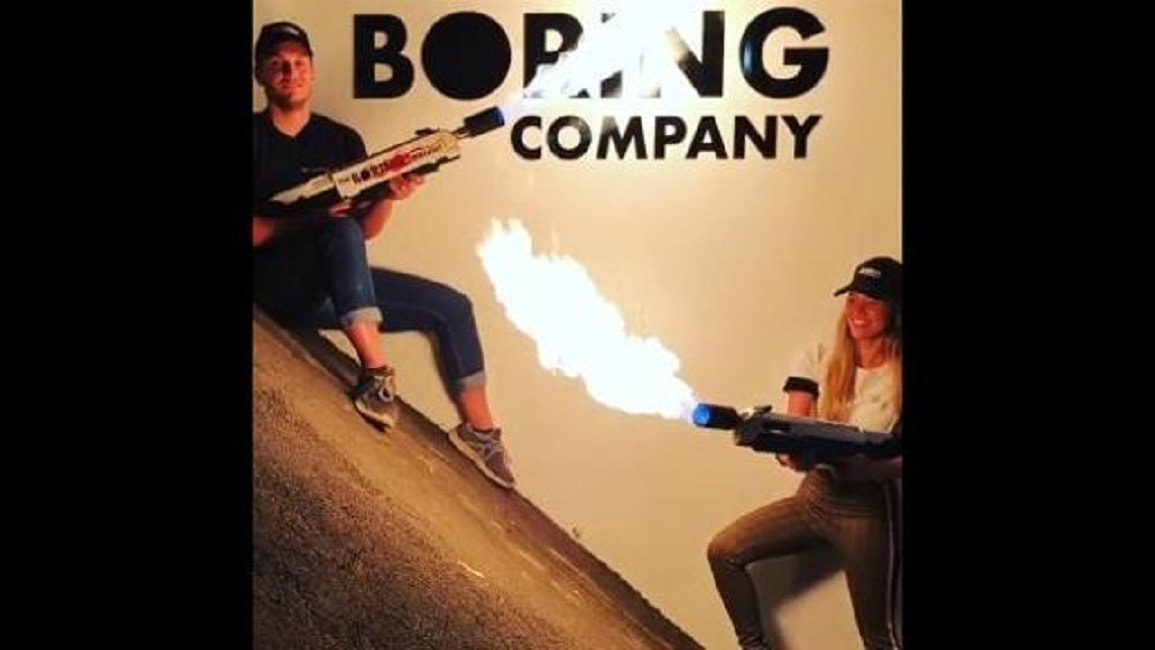 Elon Musk vende lanciafiamme: che ci fa e chi li compra?