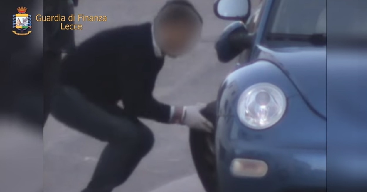 Gallipoli, falso invalido denunciato: sedia a rotelle ma...cambiava ruota all'auto VIDEO