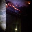 Fiamme al tetto dell'antica abbazia di San Michele