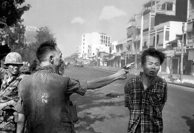 Max Hastings, fotografo Ap momento sparo vietcong