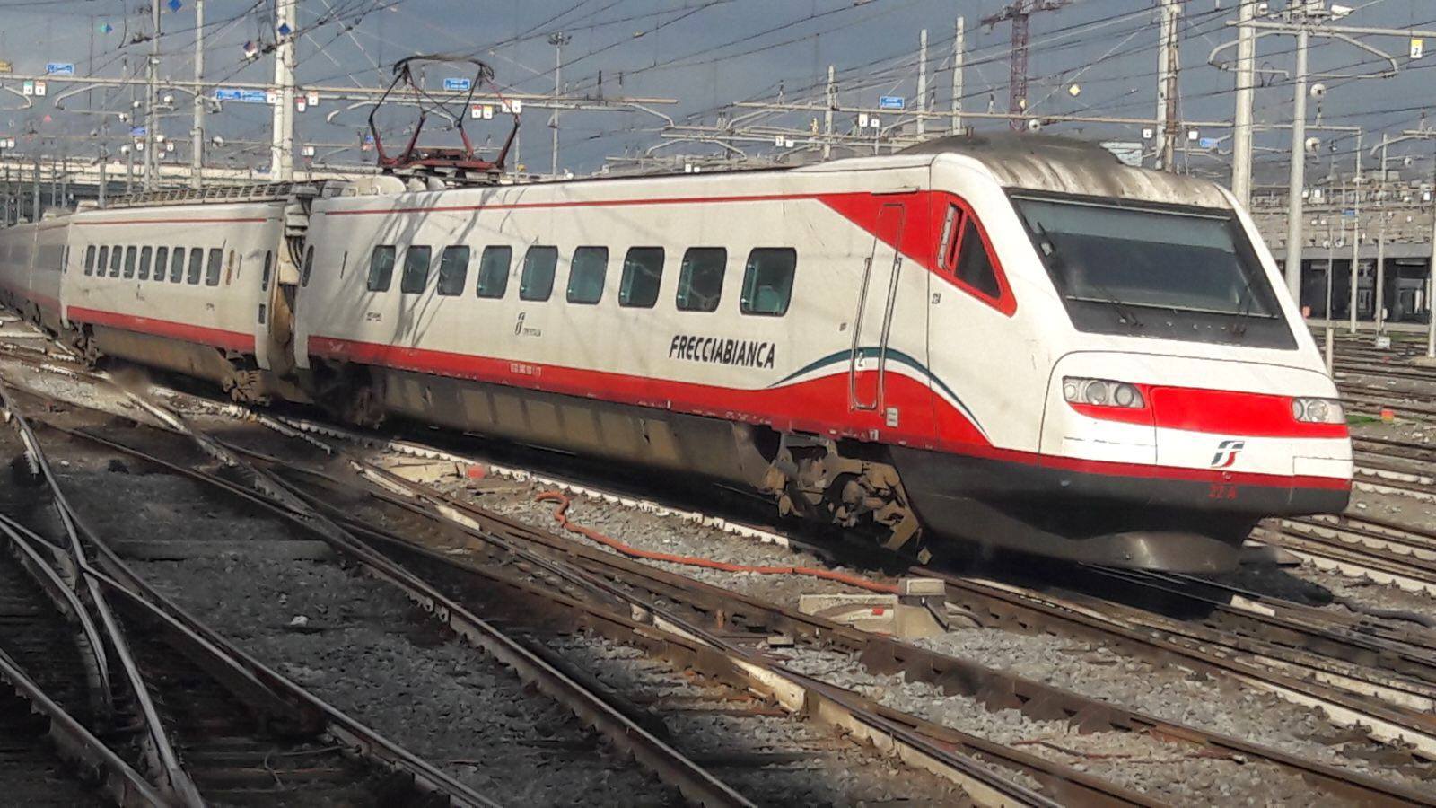 Roma, treno esce dai binari alla stazione Termini: ritardi e disagi