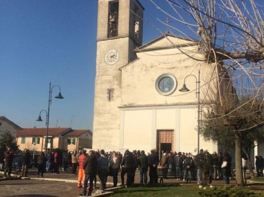 La dura omelia del prete ai funerali del padre suicida per il tema sugli abusi