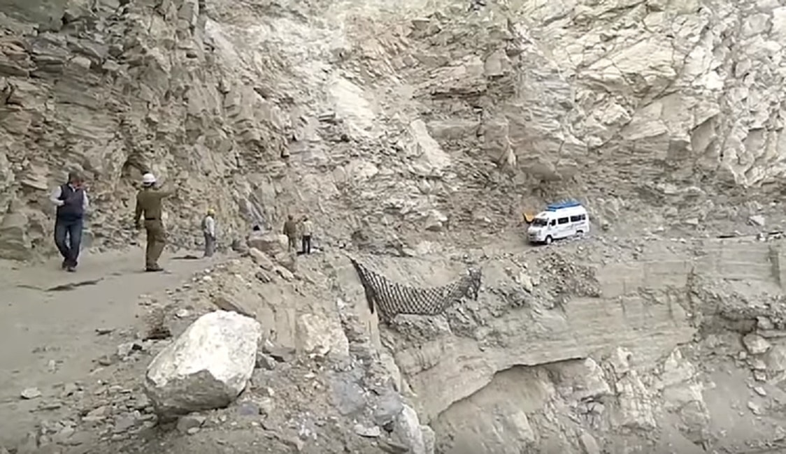 Furgoncino sull'orlo del precipizio in India. Ce la farà a passare?