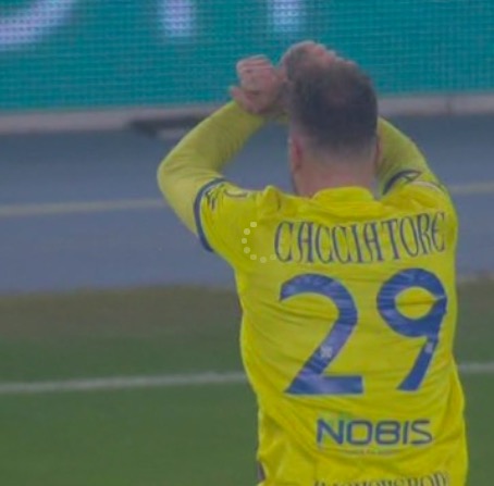 Fabrizio Cacciatore si scusa per gesto manette alla Mourinho ma il web non lo perdona (FOTO)