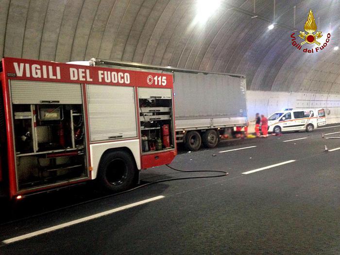 Incidente-A23-morto-tir