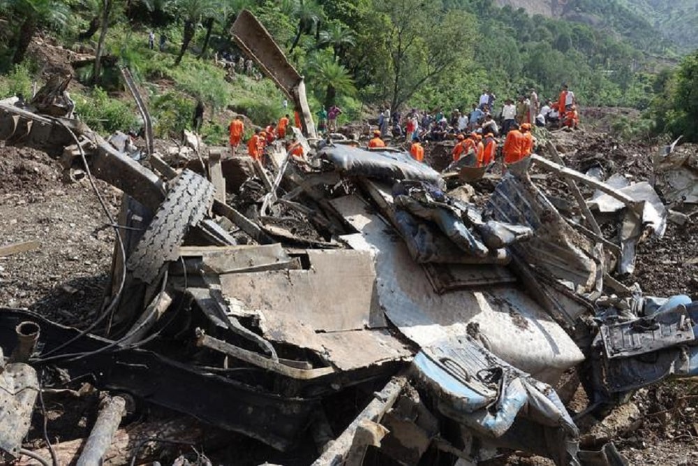 India. Bus precipita dal ponte, 38 morti. Autista parlava al telefono