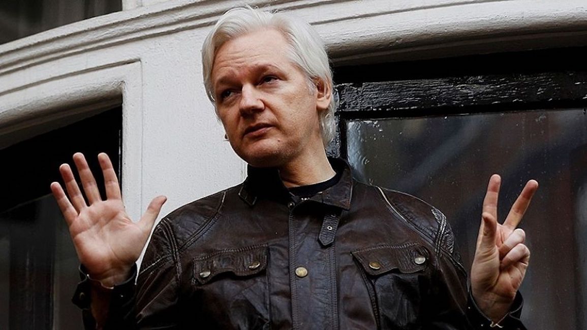 Julian-Assange-non-si-lava