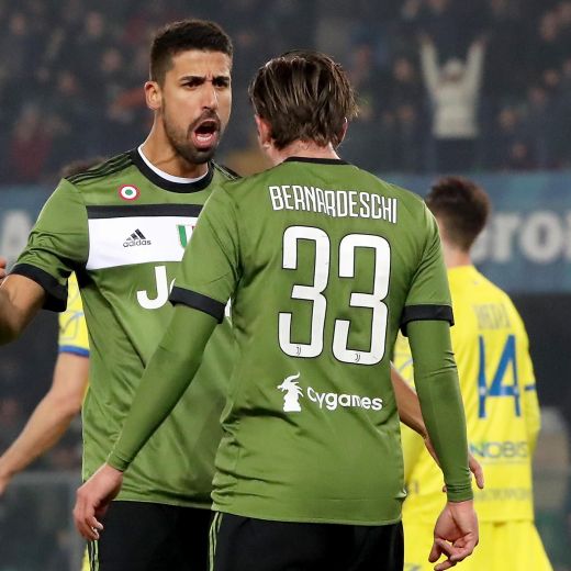 Juventus batte Chievo e supera il Napoli: Bastien e Cacciatore espulsi