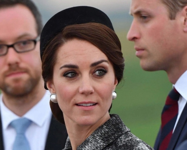 Spaventa i sudditi inglesi Kate Middleton, apparsa senza anello di fidanzamento