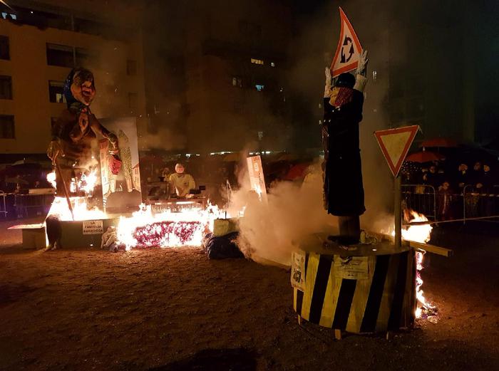 Il momento in cui il fantoccio di Laura Boldrini viene dato alle fiamme