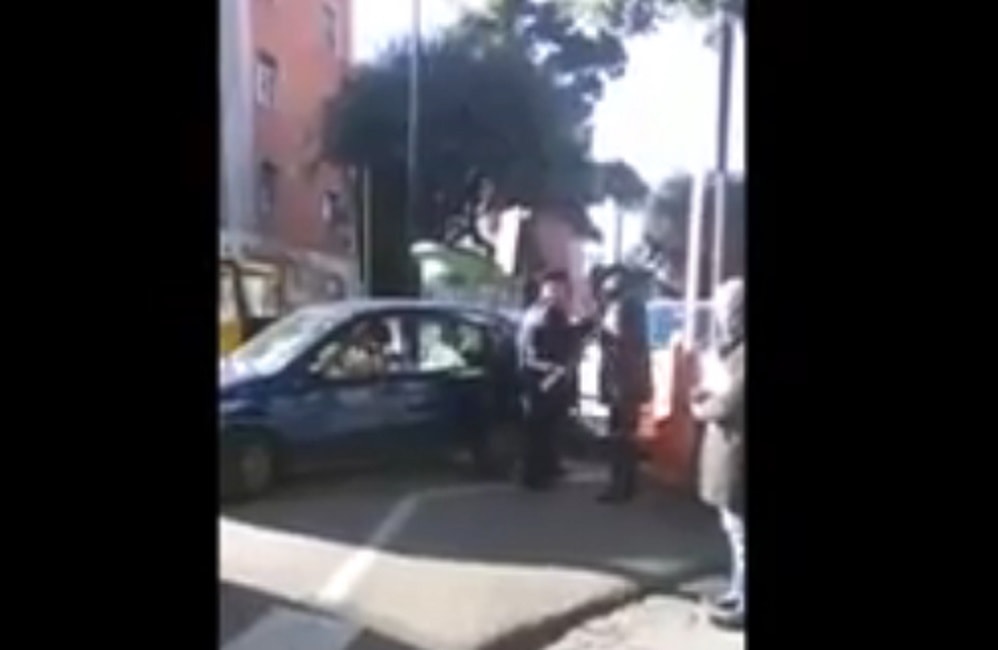 Medico e guardia giurtata faccia a faccia in ospedale