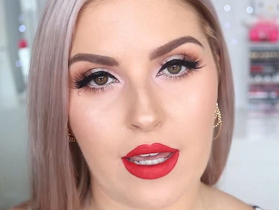 L'esperta di make up mette a confronto due fondotinta. La differenza è il prezzo