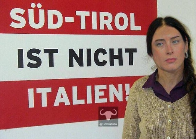 Maria Elena Boschi vestita come Eva Klotz