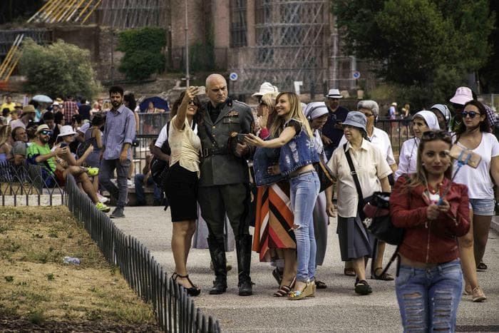 Mussolini, alias Massimo Popolizio e i selfie nel film Sono Tornato di Luca Miniero