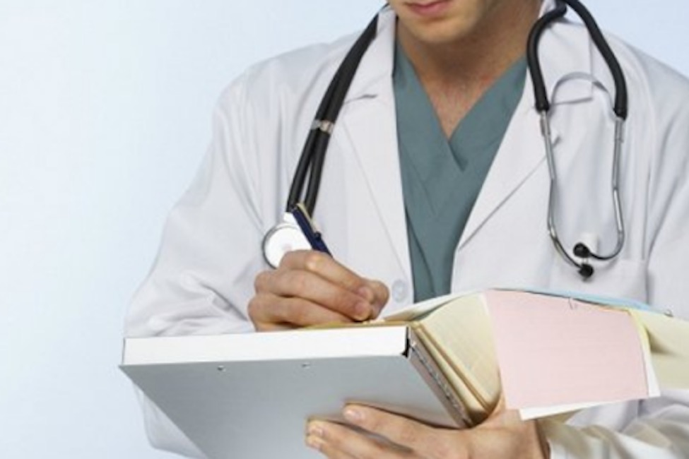 Medico-bullizza-paziente-gay