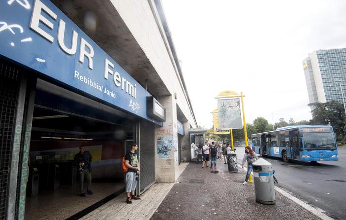 Tragedia sfiorata a Eur Fermi, metro B Roma: una donna sui binari