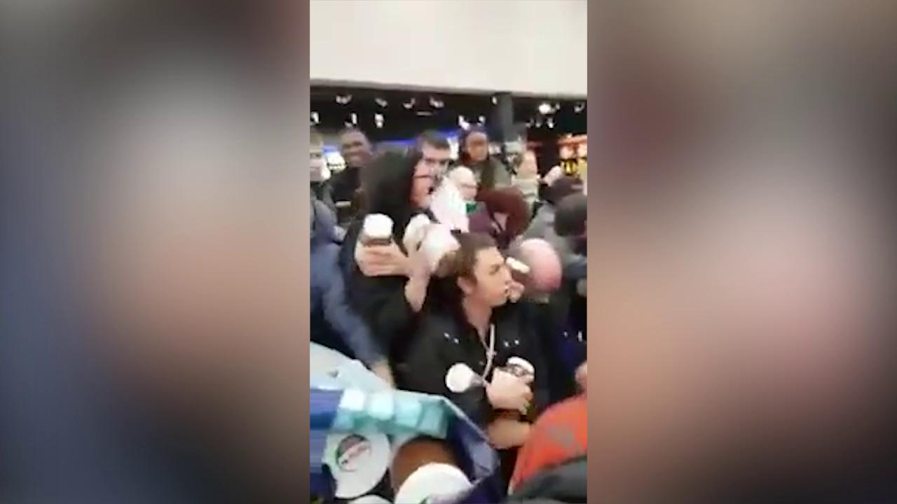 C'è la Nutella scontata al supermercato. Assalto dei clienti, scatta la rissa