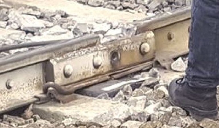 Il binario che ha ceduto e che ha causato il deragliamento (foto Ansa)