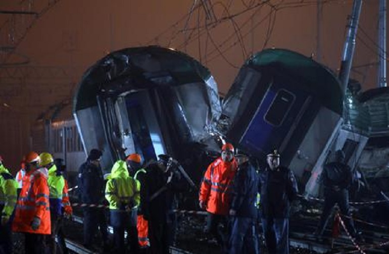 Operai al lavoro sul luogo dell'incidente ferroviario (foto Ansa)