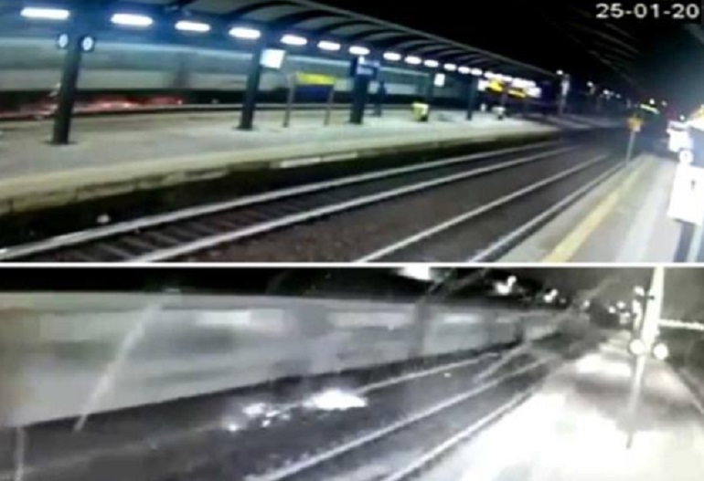 Il treno al passaggio dalla stazione di Pioltello mentre lascia una scia di scintille