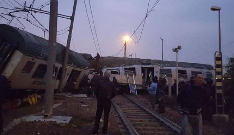 I soccorsi al lavoro dopo il deragliamento del treno (foto Ansa)