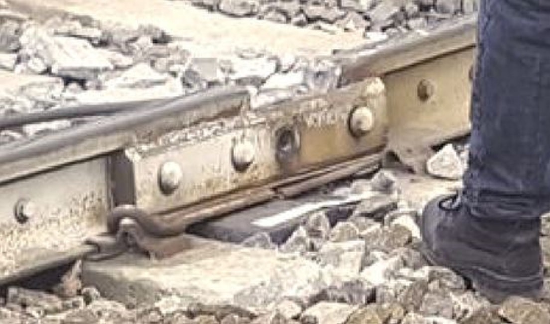 Pioltello, spessori legno su rotaia che ha ceduto. Operai non previsti