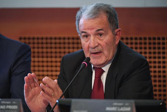 Assist di Prodi a Renzi: "Voto centrosinistra, LeU non sono per l'unità"