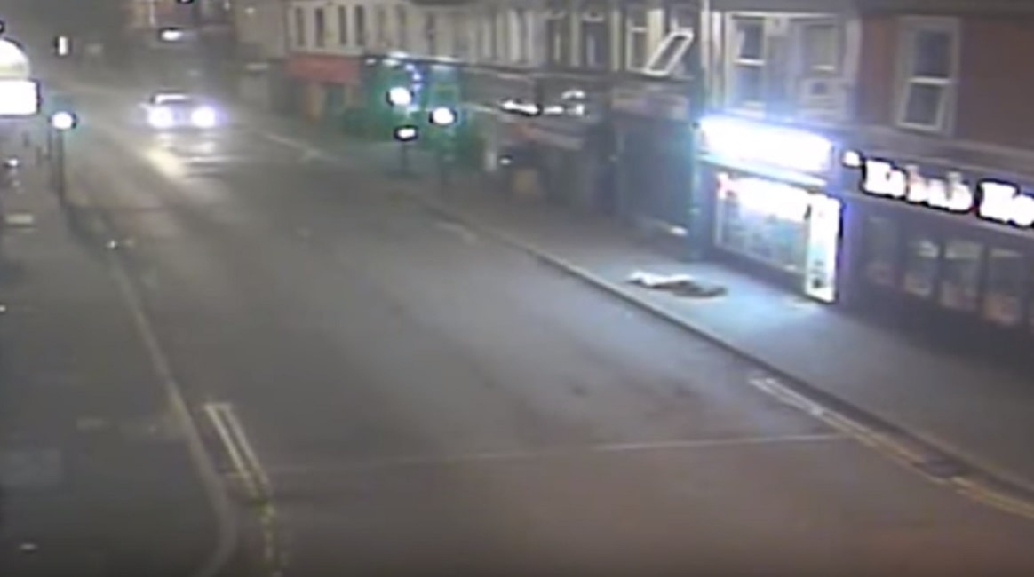 ragazzo-19-1nni-terra-auto