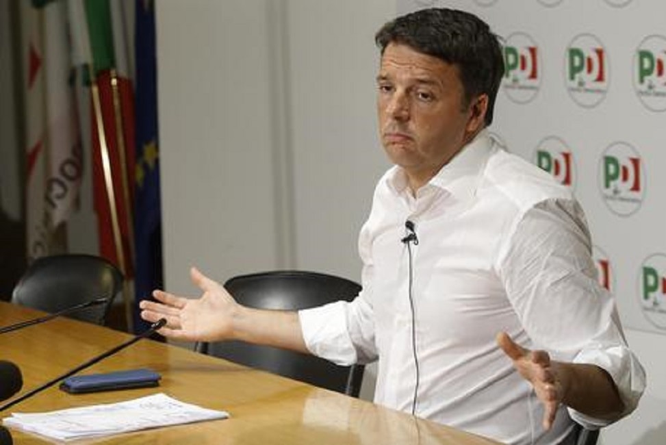 Renzi in maniche di camicia alla direzione Pd