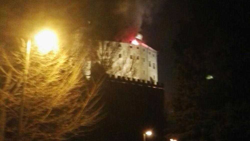 Sacra di San Michele, brucia il tetto dell'antica abbazia che ispirò Umberto Eco per ''Il nome della rosa''