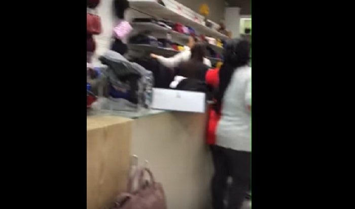 La sceneggiata nel centro commerciale di Caserta per un visto forse cinese