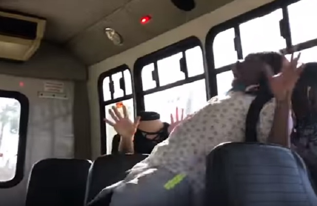 YOUTUBE Mago terrorizza i passanti, scherzo da brividi