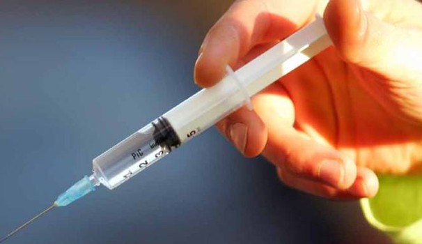 Siringa sporca di sangue usata come coltello lo trafigge