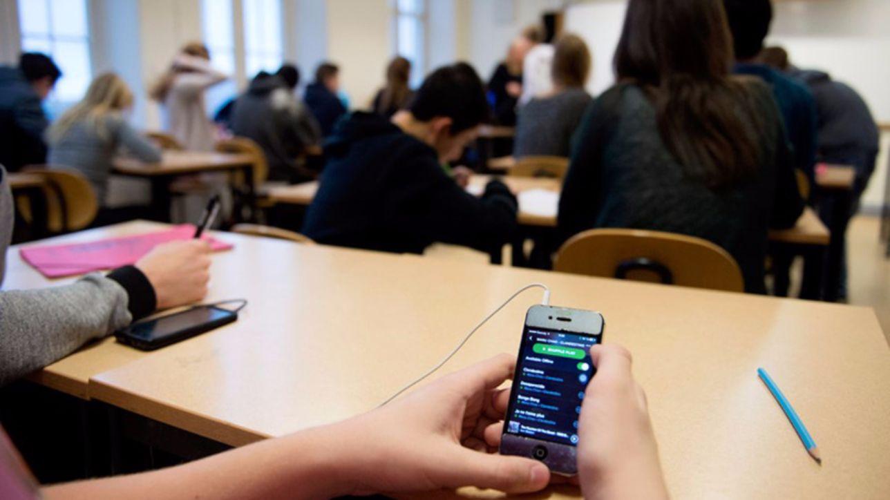 Smartphone a scuola, perché Valeria Fedeli vuole sdoganarli?