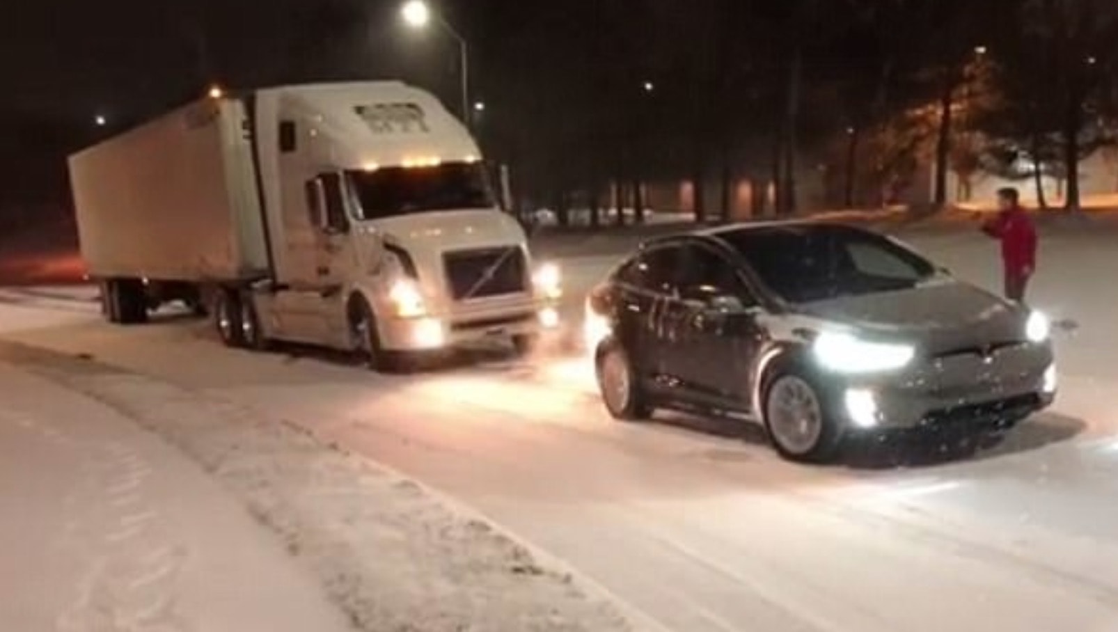 Tesla-rimorchio-neve