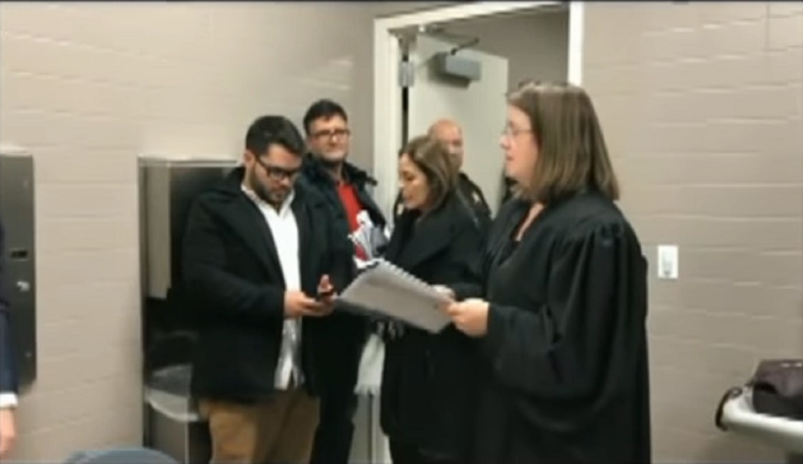 Madre sposo si sente male. Nozze nel bagno tribunale