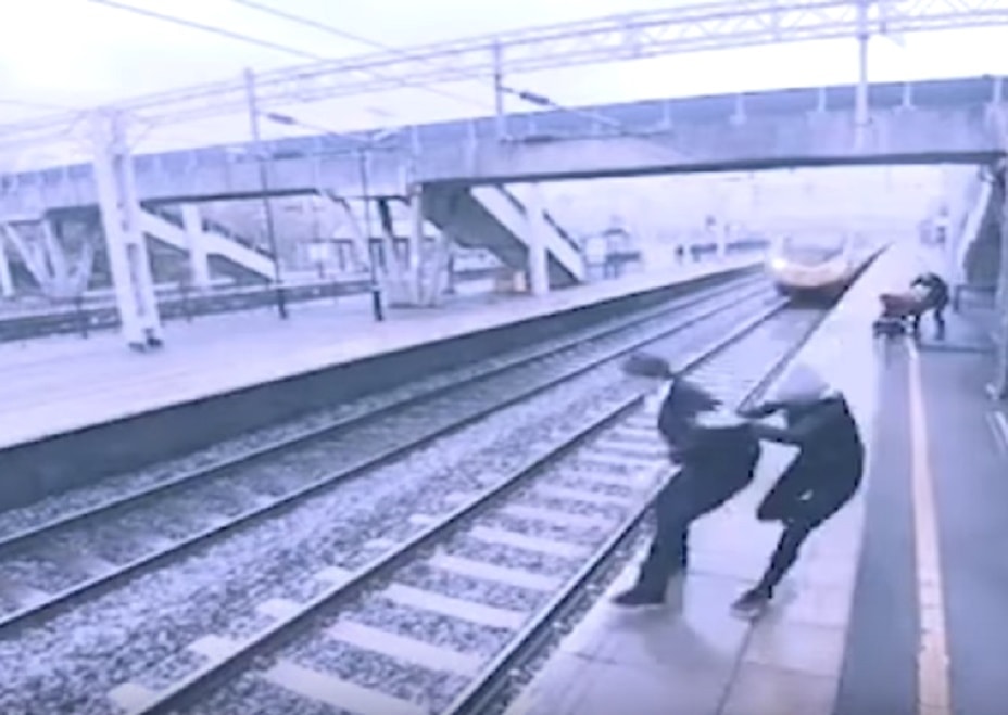 treno-donna-passeggino