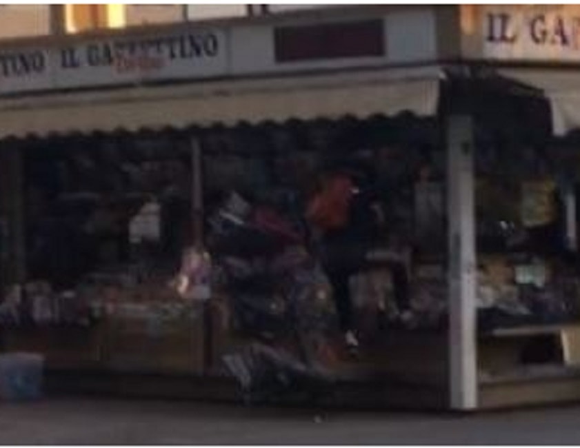 Il ragazzo si lancia contro l'edicola a Treviso