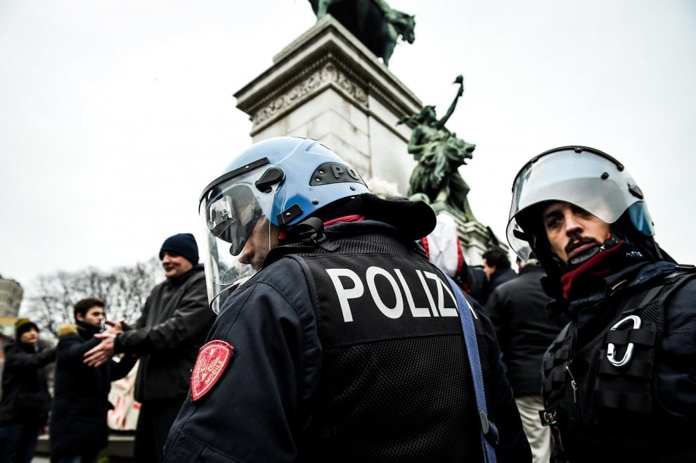milano corteo polizia