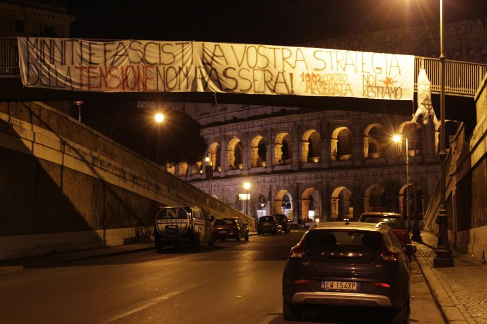 manichino impiccato al colosseo e striscione di minacce