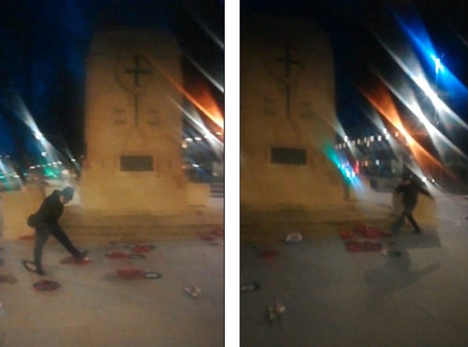 Oltraggia il memoriale prendendo a calci gli addobbi di fiori