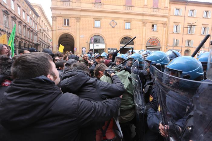 Bologna, scontri corteo 16 febbrraio