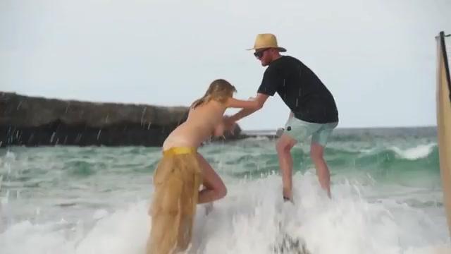 Kate Upton travolta da un'onda