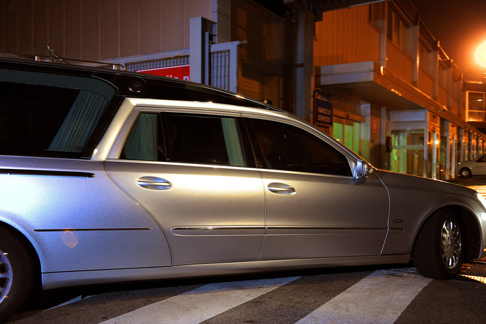 Genova, carro funebre sequestrato