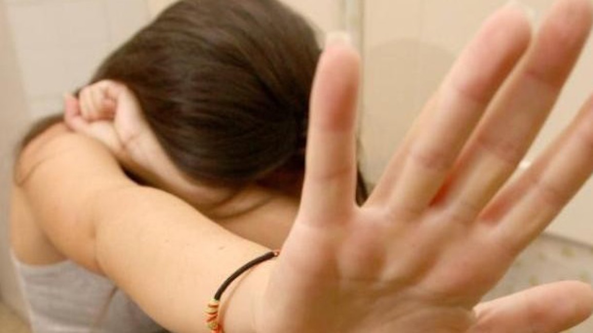 Padre abusa della fidanzatina del figlio. Diceva di volergli insegnare a fare sesso